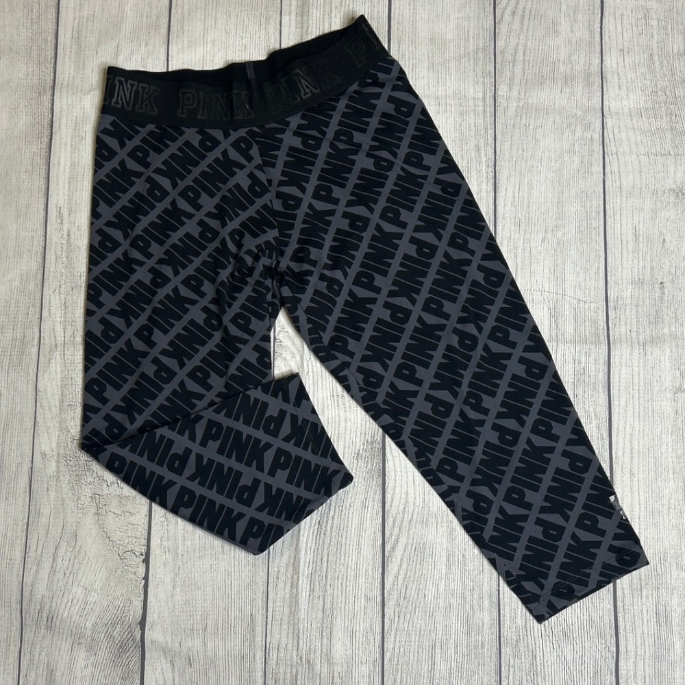 PINK Victoria's Secret‎ Ultimate All Over Logo Cropped Capri Leggings Small GUC